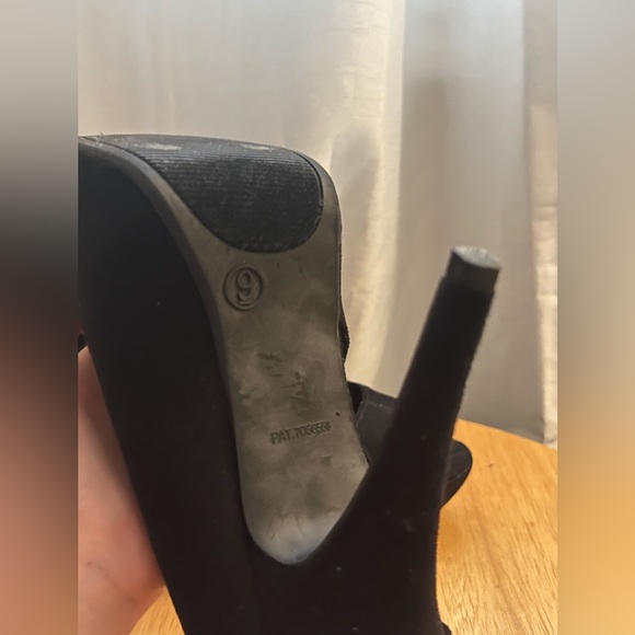 Black Velvet High Heel. Size 9. - Picture 4 of 6